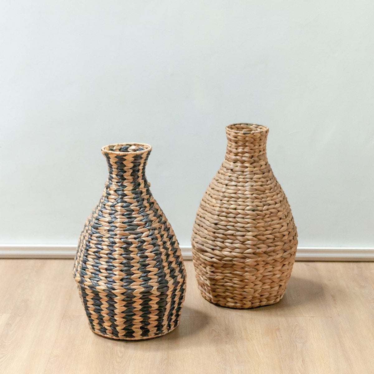 Woven water hyacinth vase – Dayana, black