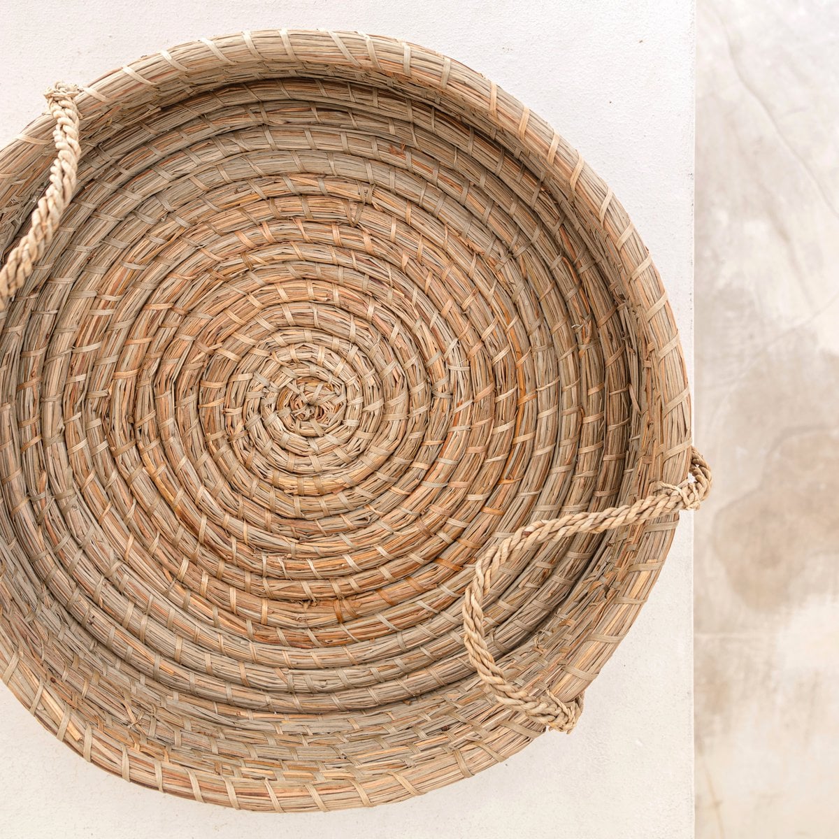 Seagrass woven round tray PINTU – natural beige