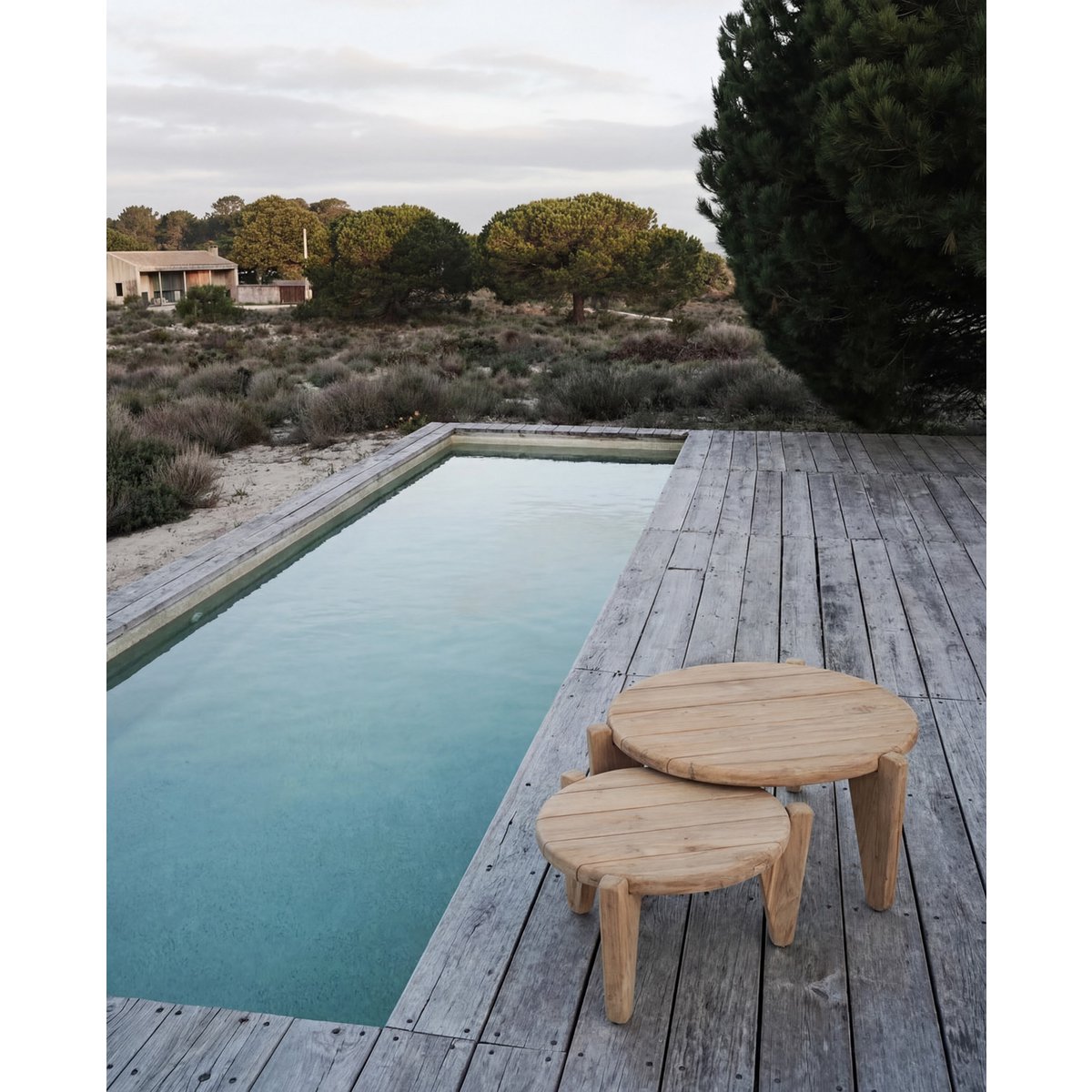 Teak-Couchtisch mit Dreifußgestell – M