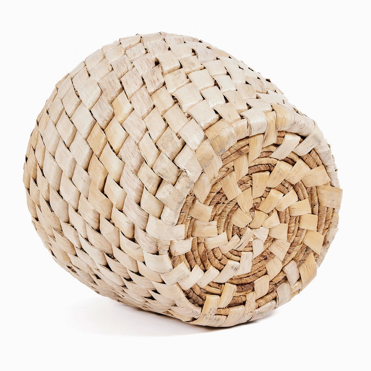 Palm leaf basket with diagonal weave - round