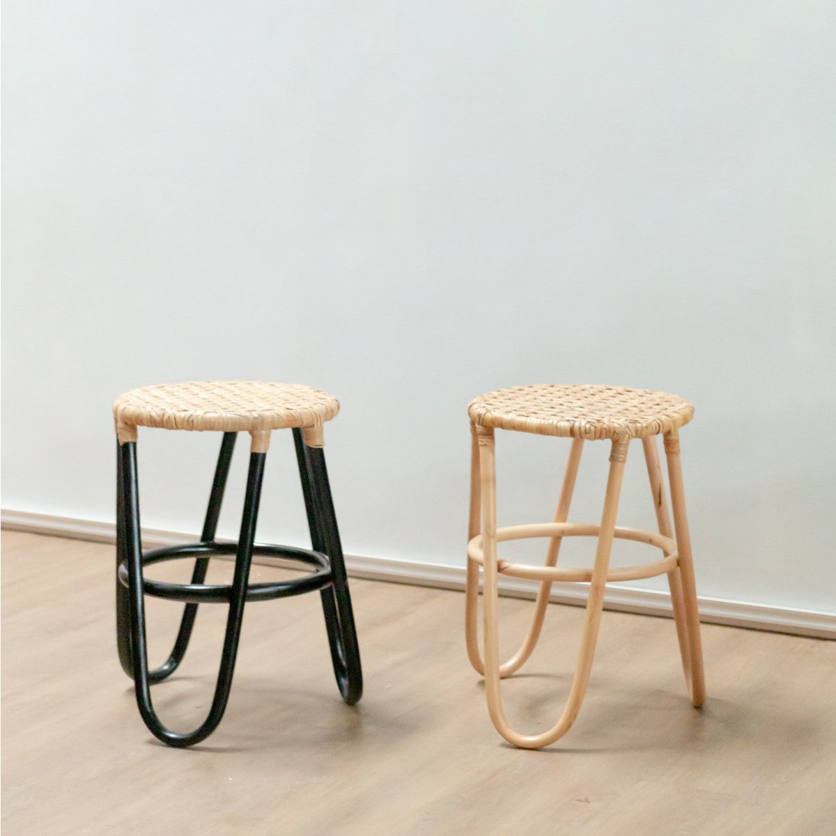 Rattan skammel KOLAKA natur Ø35 cm - flettet sæde med tre ben