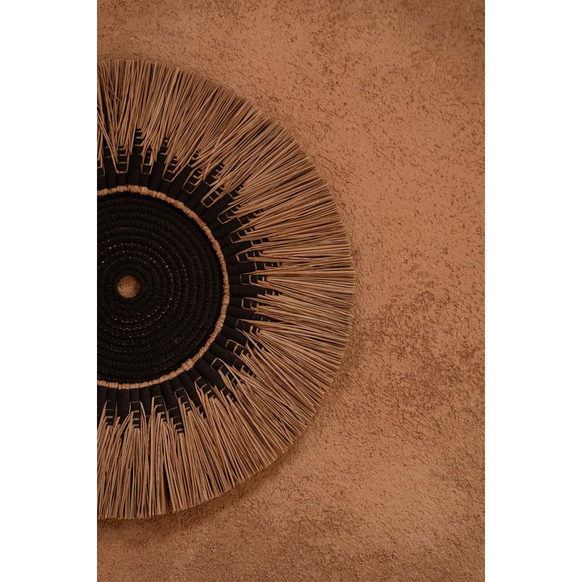 Raffia macramé wall circle – black and natural