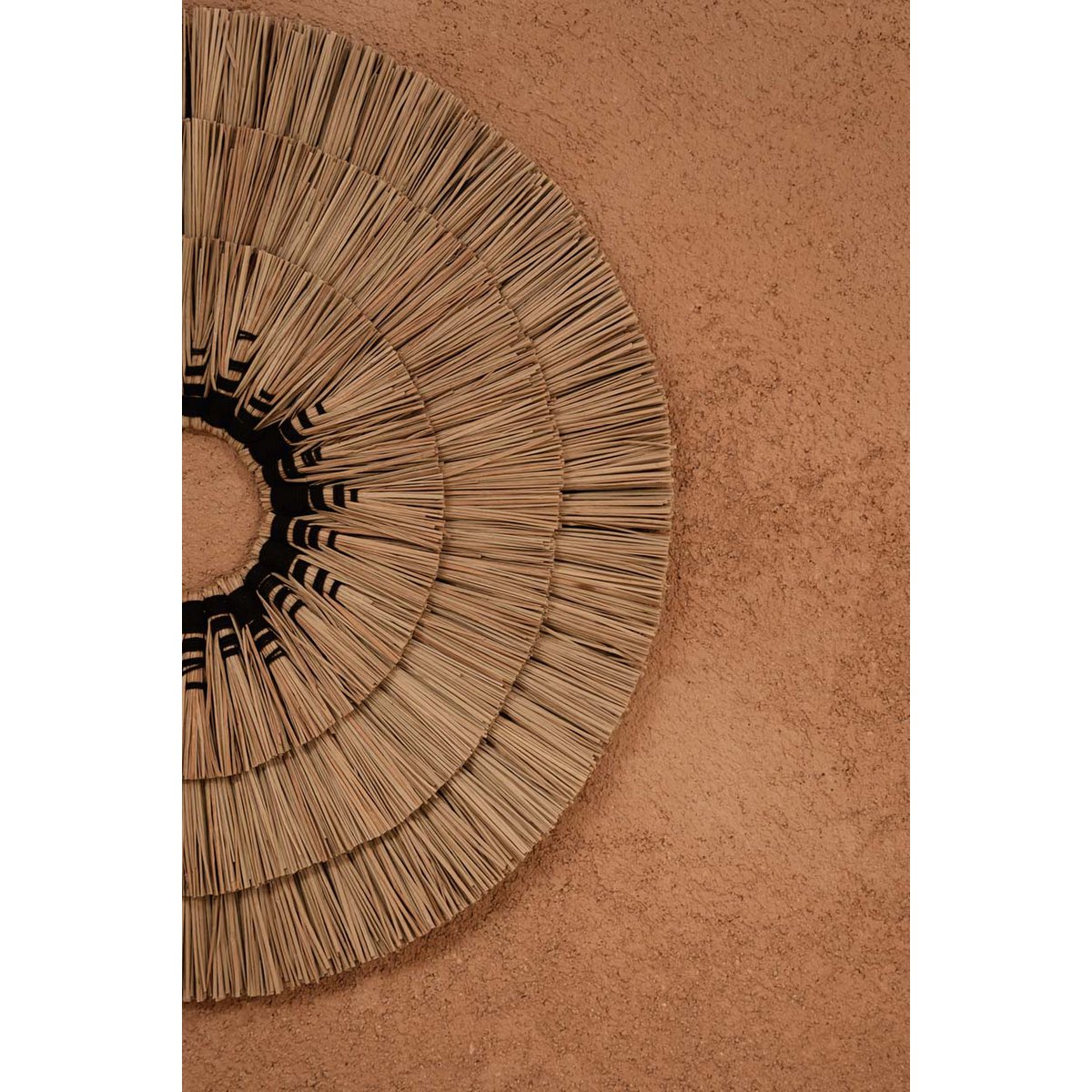 Woven grass wall circle – natural and black