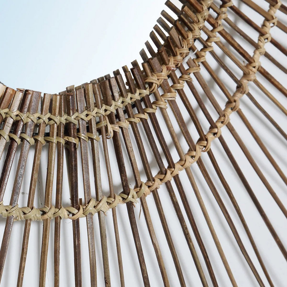 Rattan vægspejl, 80 cm – rundt, tropisk flet