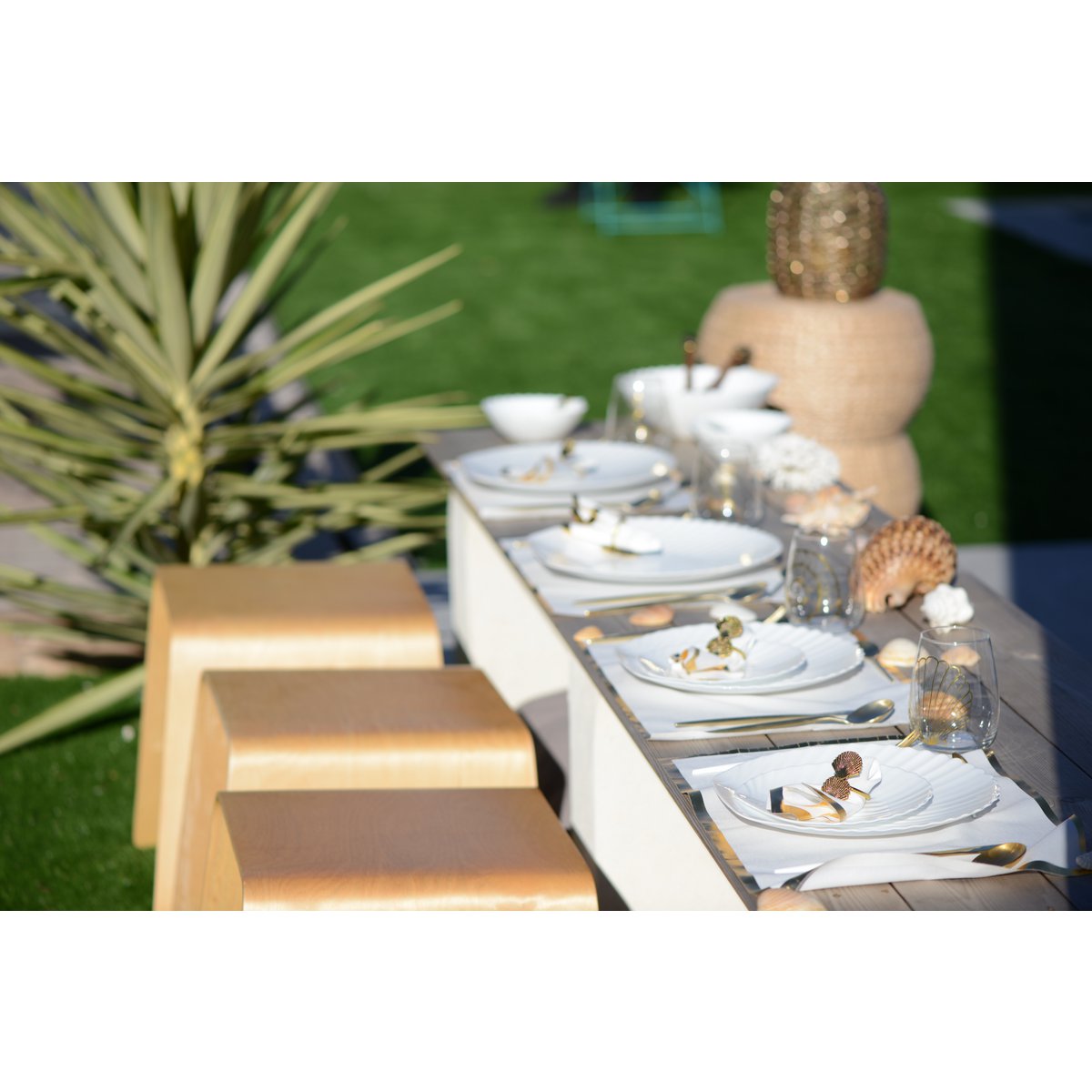Disposable charger plates, gold border 31.5 × 45 cm - roll of 32