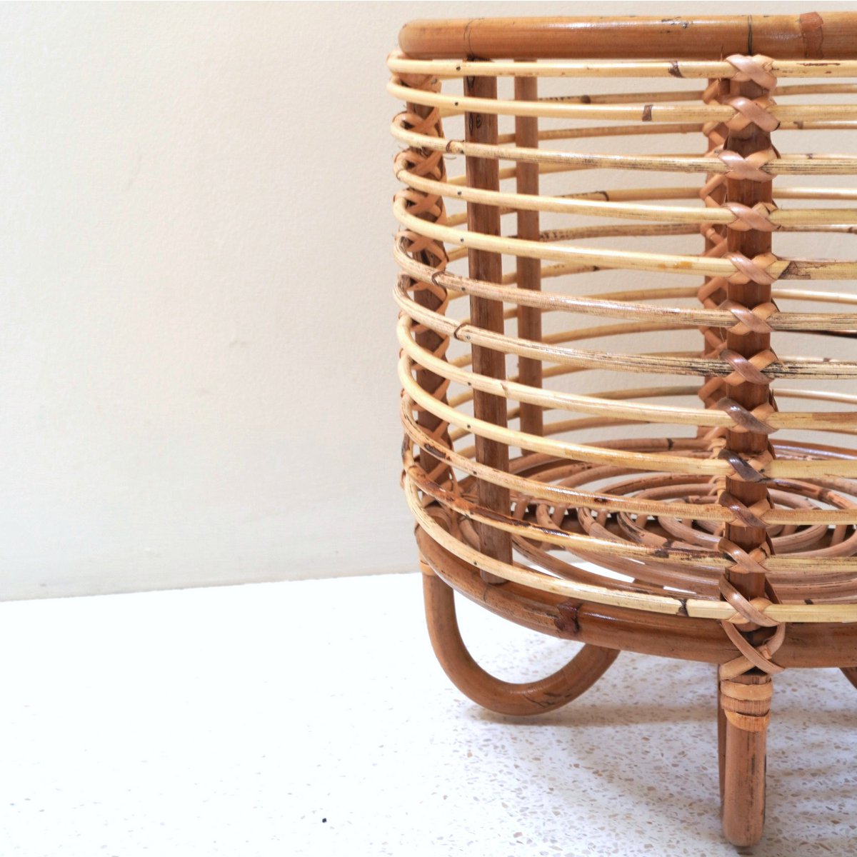 Rattan plantestativ MALANG 35 cm – beige flettet holder