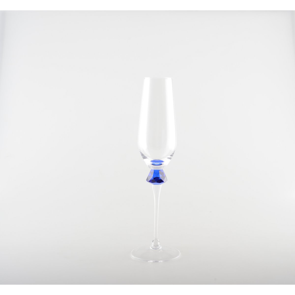 Champagne flutes with diamond-cut foot – set of 4