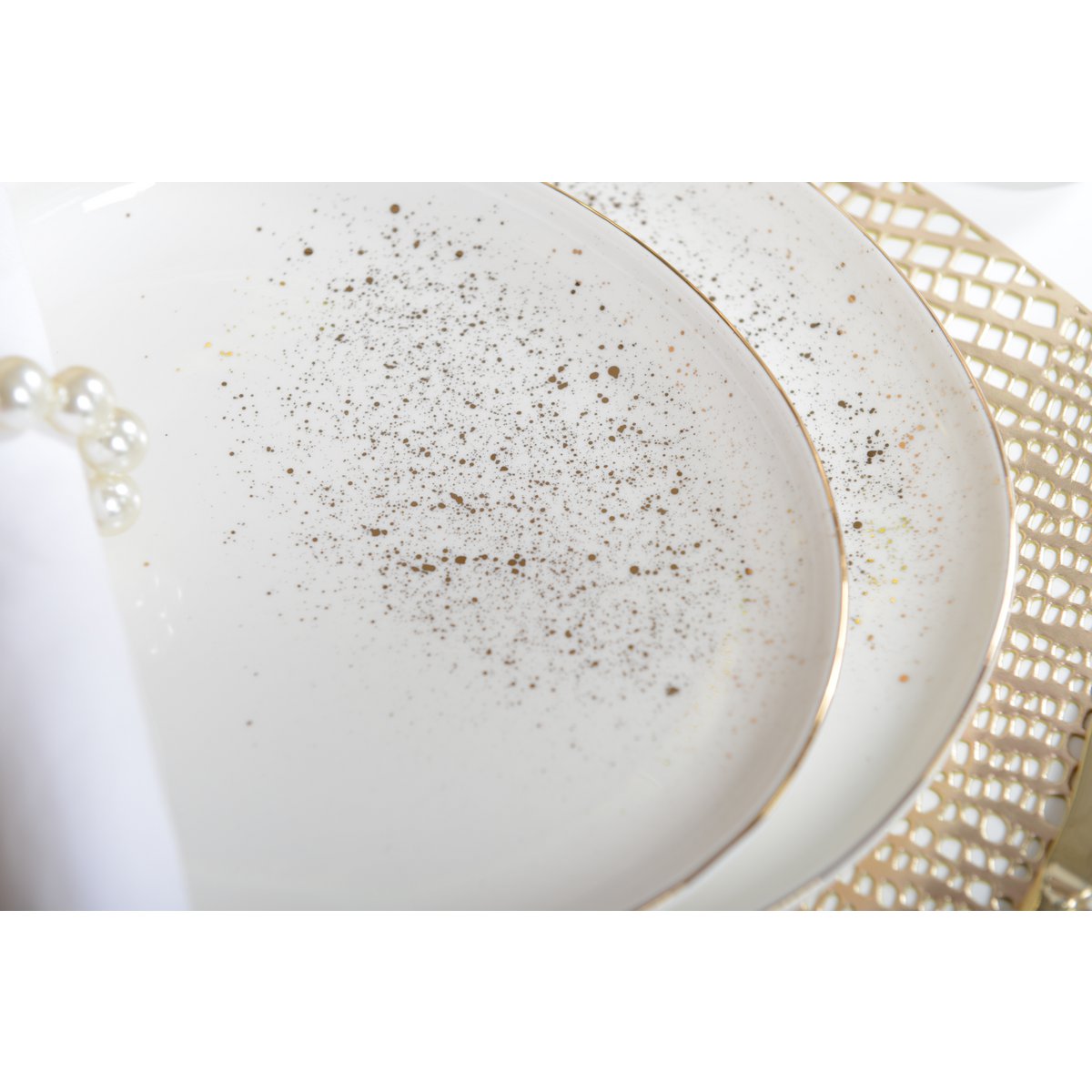 Ovalt porcelainsdesserttallerken, hvid med guld