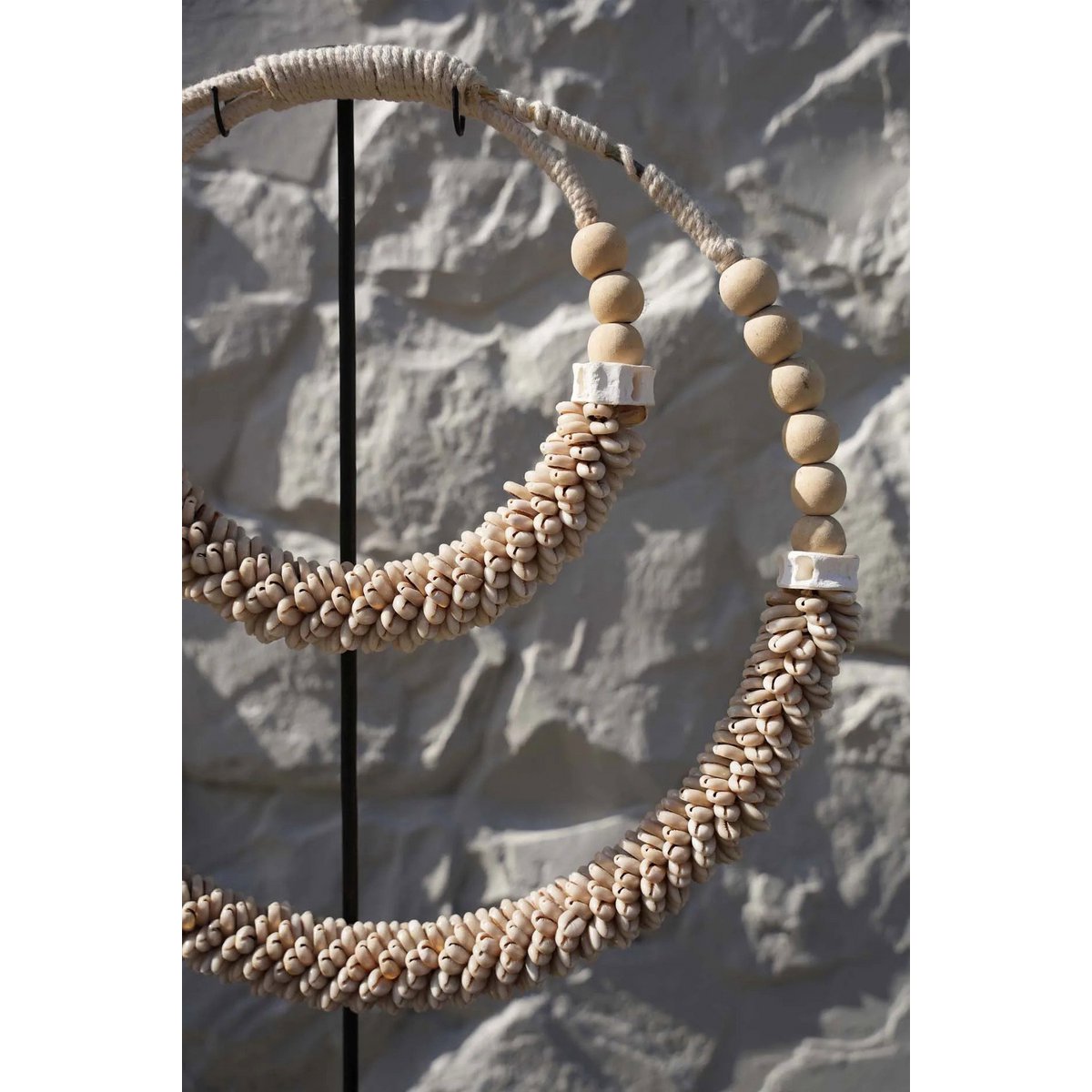 Shell necklace on stand - Natural