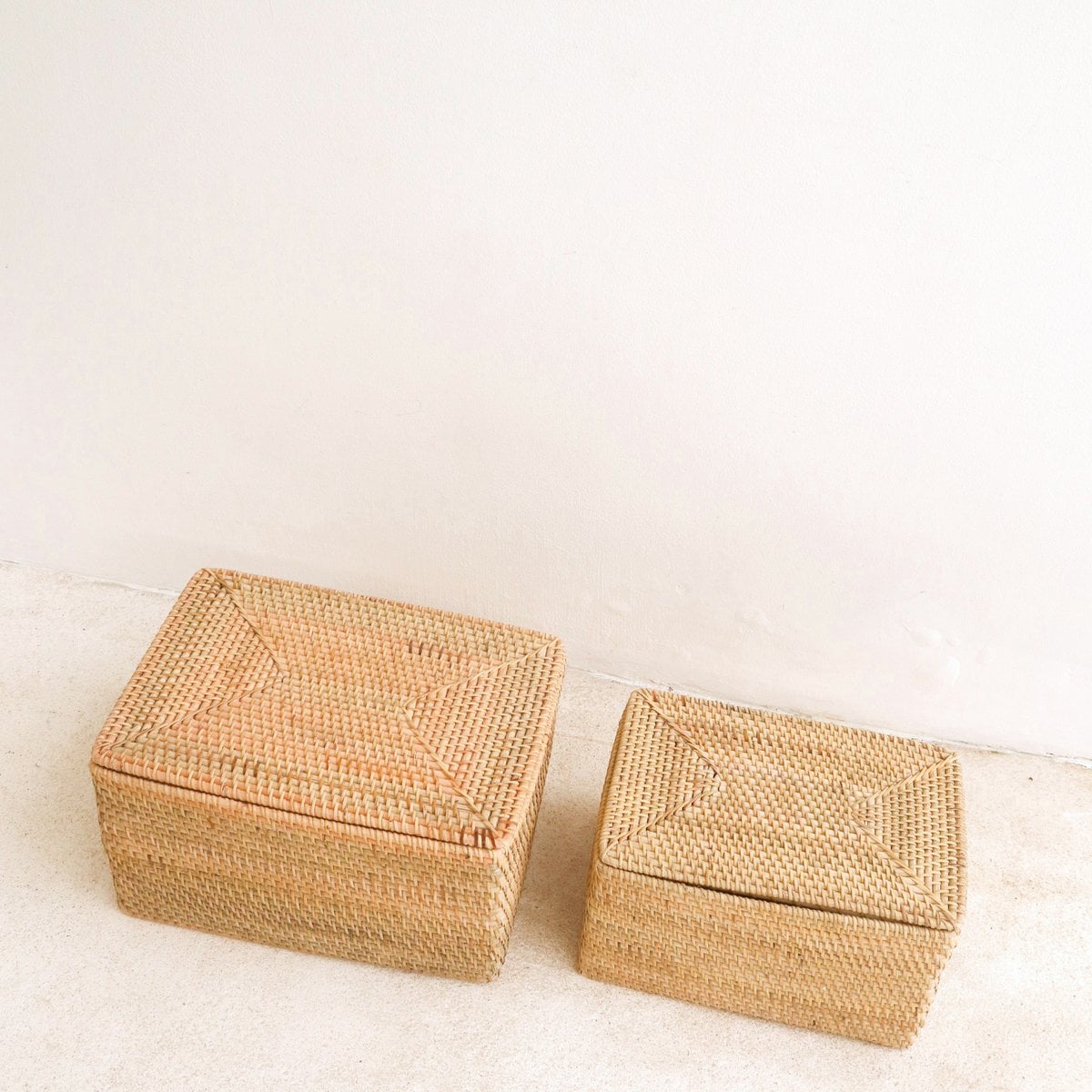 Handwoven rattan shelf basket with lid GRAHA M – 37 × 27 × 20 cm