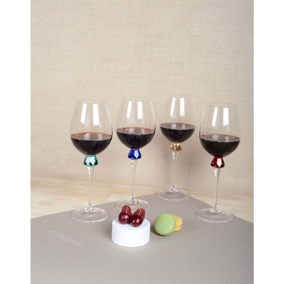 Wine glasses with diamond-cut foot – set of 4