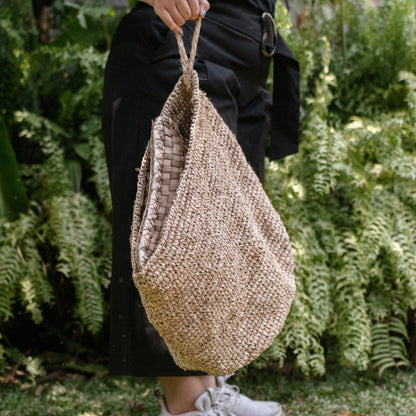 Raffia wall basket UTARA – hanging storage, small