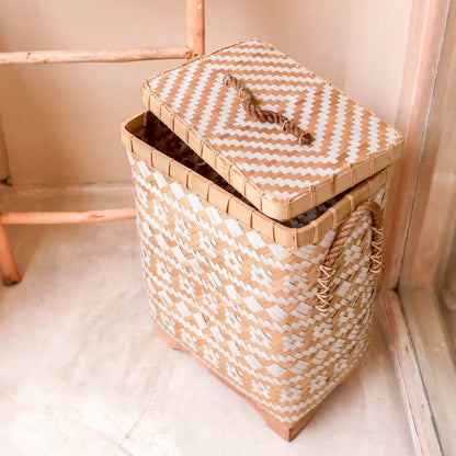 Vasketøjskurv i bambus med låg DARI - beige og hvid zig-zag