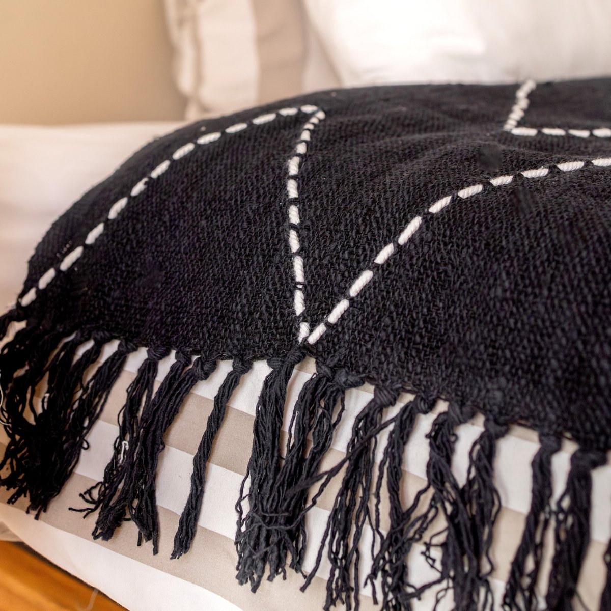 Handwoven cotton throw LINGGAH – 140 × 200 cm, black & white