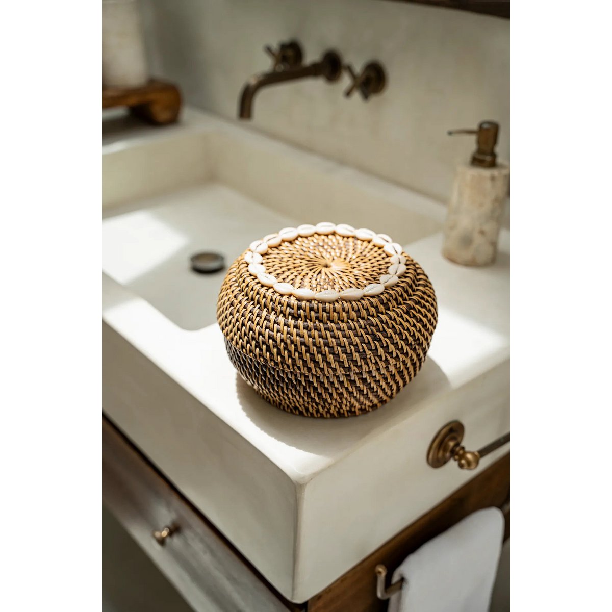 Colonial peek-a-boo basket, rattan - M