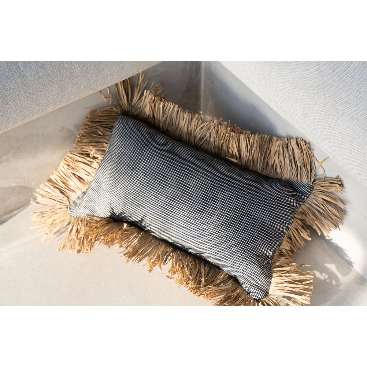 Cotton cushion cover with raffia fringe, 30×50 cm - Black dotted