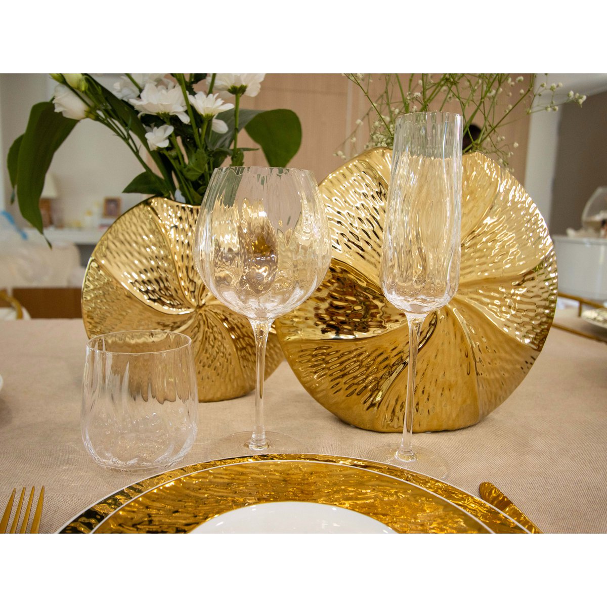 Glass wine glasses with wave detail, set of 6