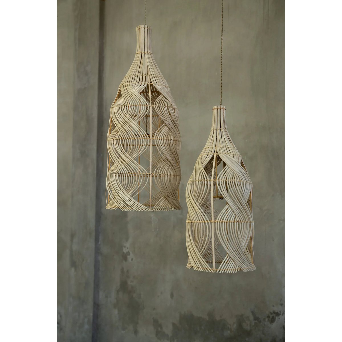 Høj pendel i rattan, 30 × 70 cm – flaskesilhuet