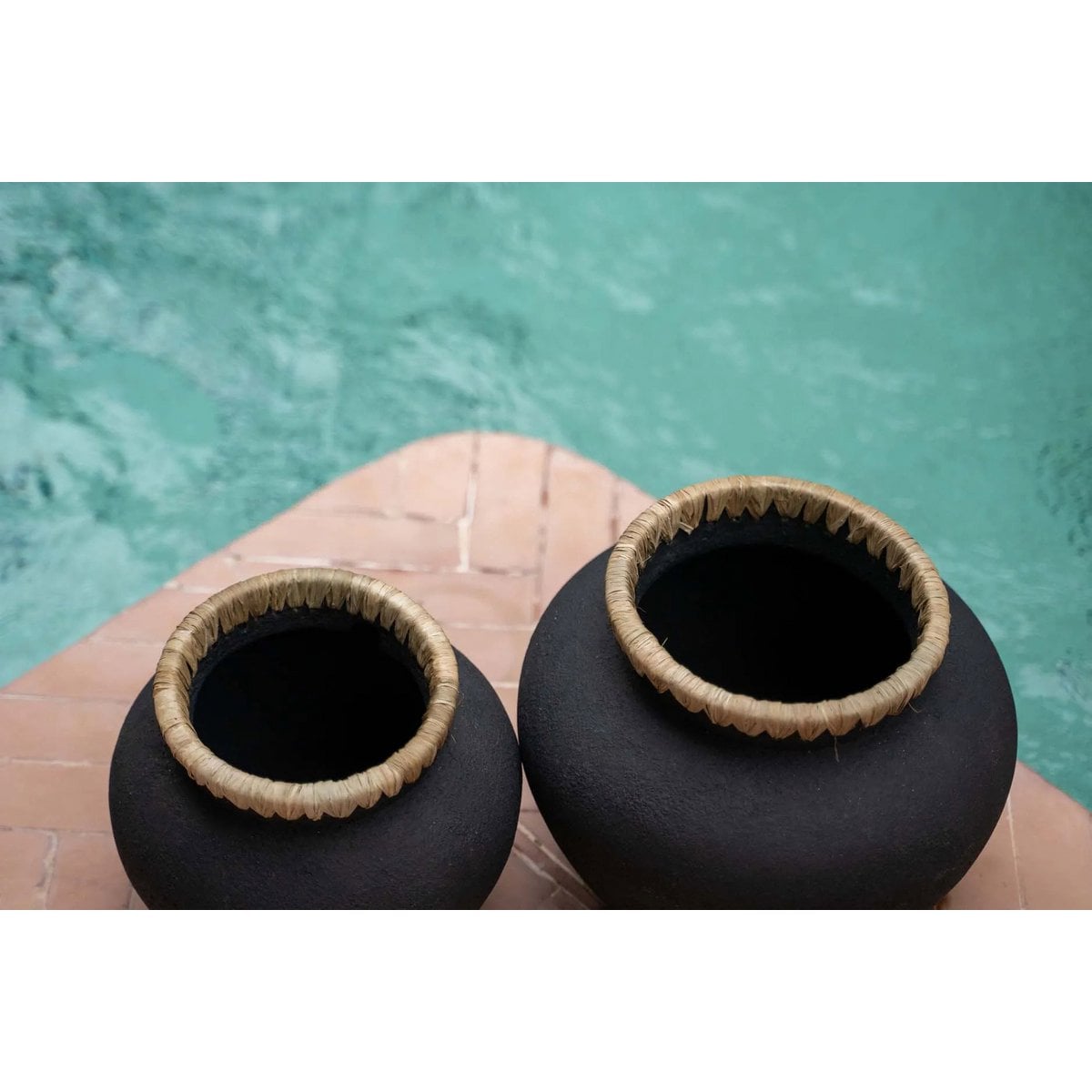 Terracotta vase with raffia, tall - 27 cm