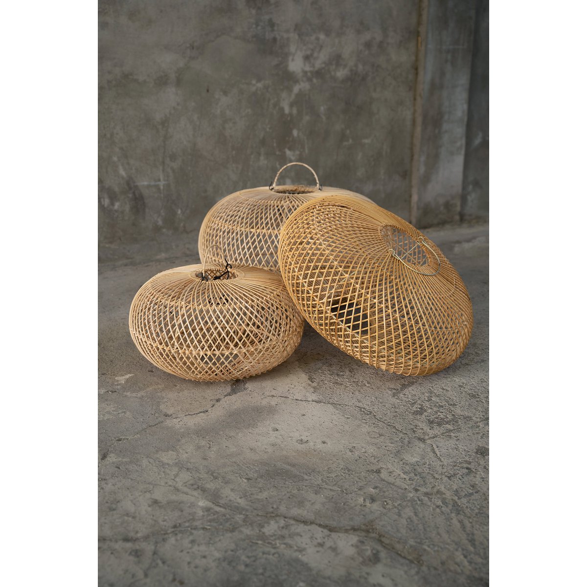Rattan pendellampe 50×28 cm – bred skiveform, håndlavet