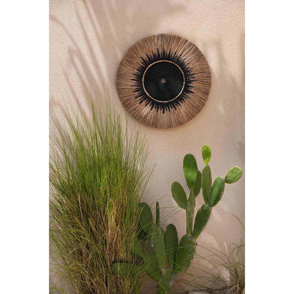 Raffia macramé wall circle – black and natural