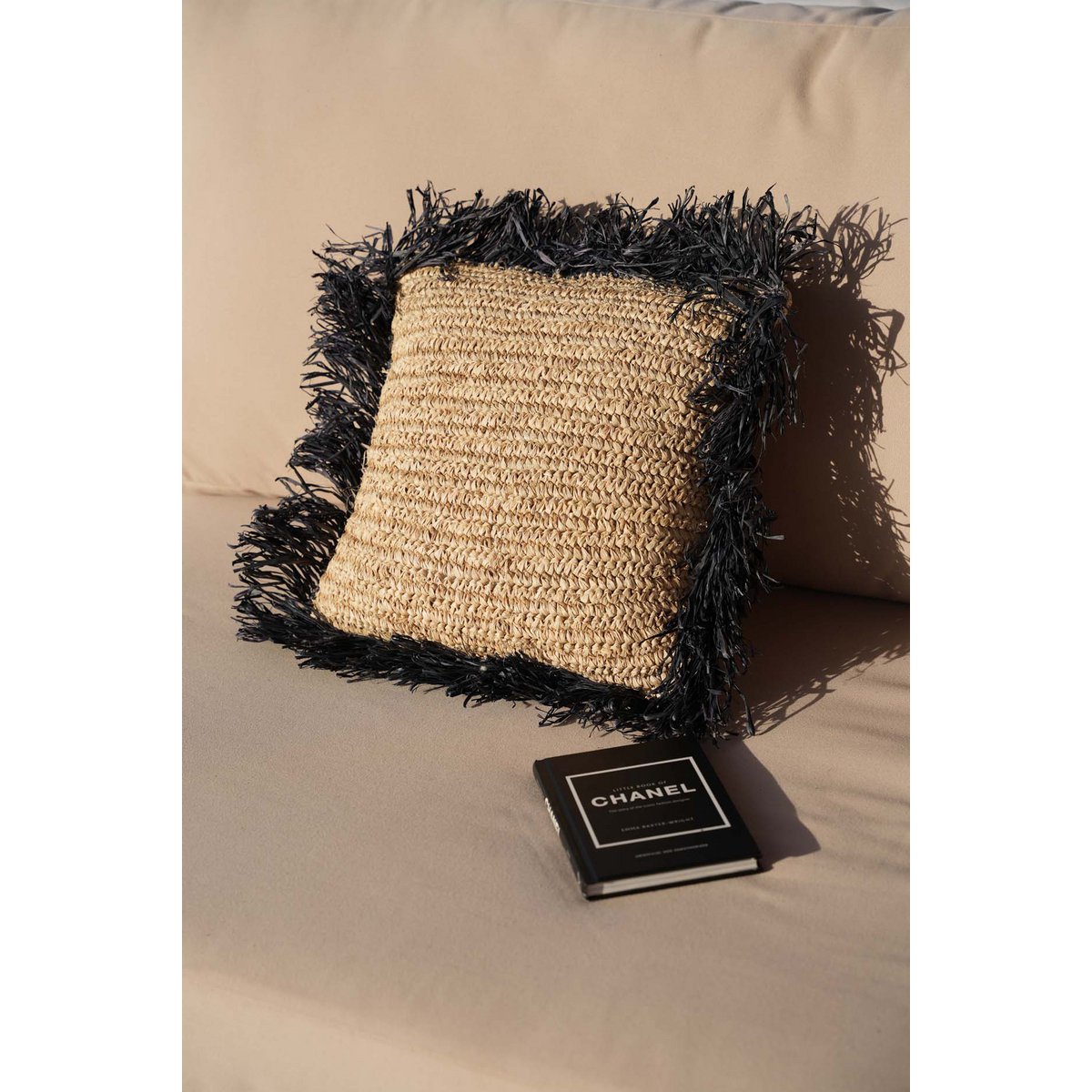 Handwoven raffia cushion cover 40×40 cm – natural black