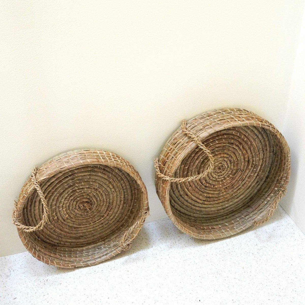 Seagrass woven round tray PINTU – natural beige