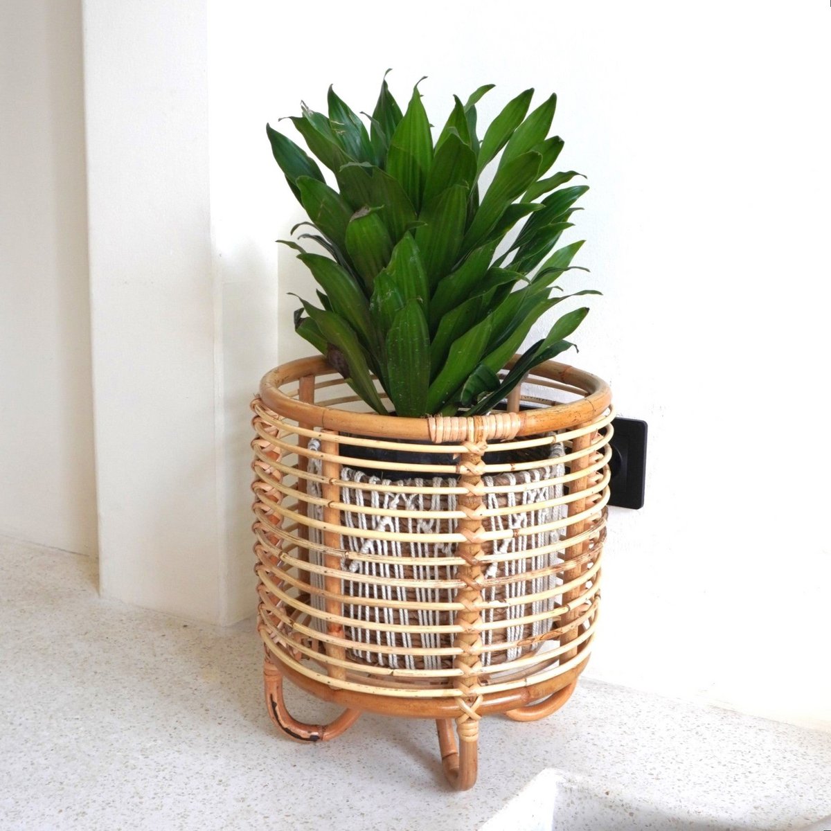 Rattan plantestativ MALANG 35 cm – beige flettet holder