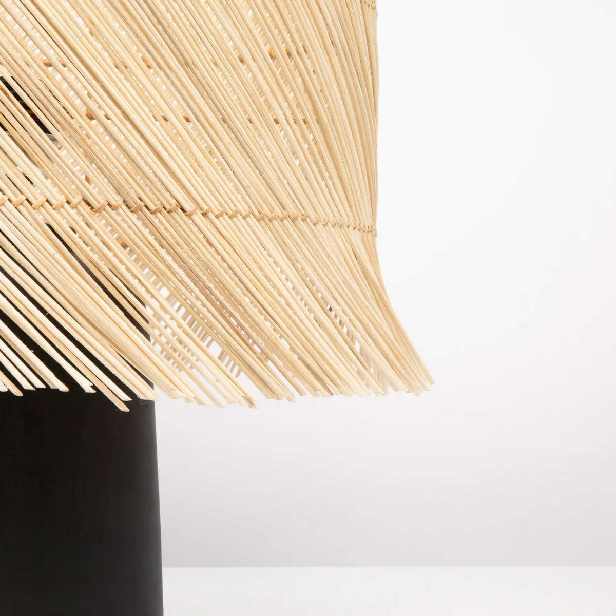 Terrakotta-Tischlampe mit Rattanfransen – 55 cm