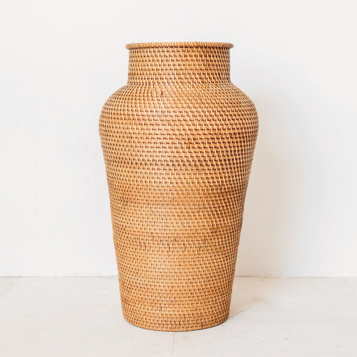 Høj flettet rattan gulvvase KIDUNG Ø 30 cm – brun