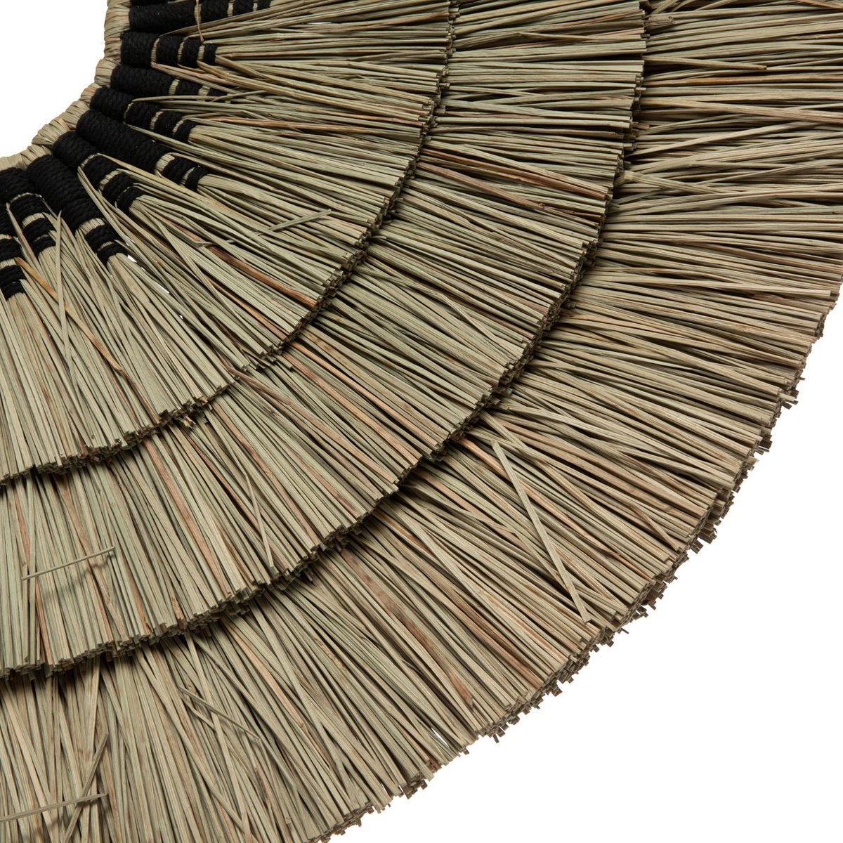 Woven grass wall circle – natural and black