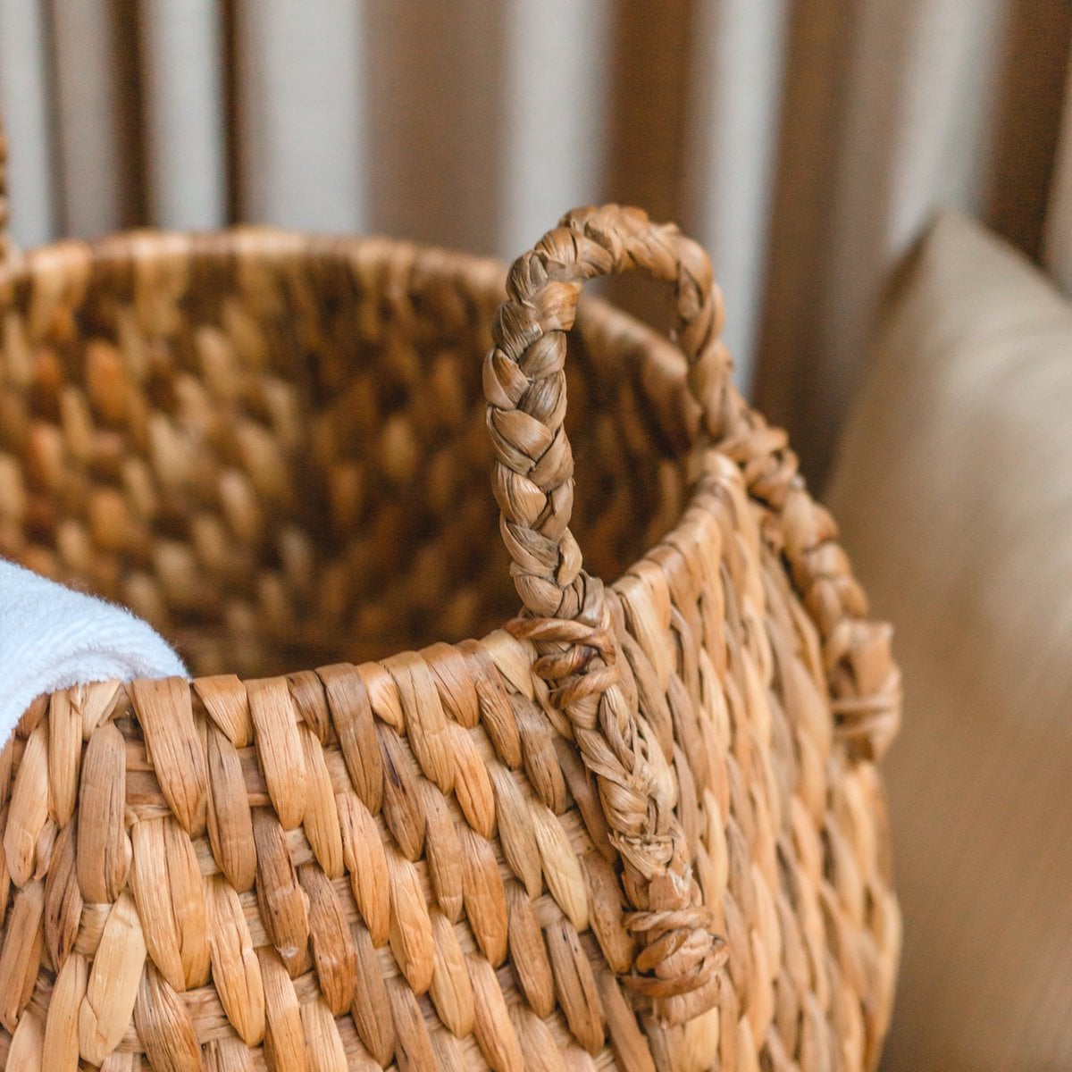 Rund vandhyacintkurv, beige og brun zig-zag – Wayag