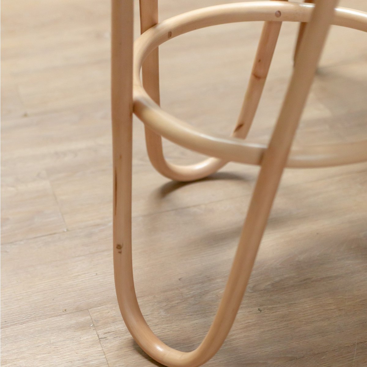 Rattan skammel KOLAKA natur Ø35 cm - flettet sæde med tre ben