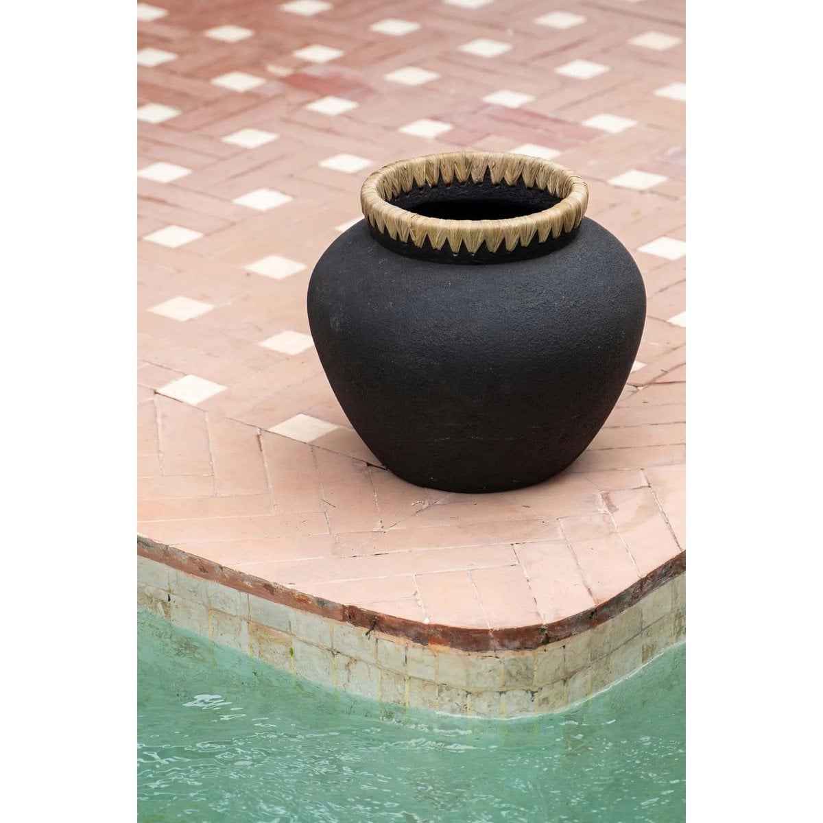 Terracotta vase with raffia, tall - 27 cm