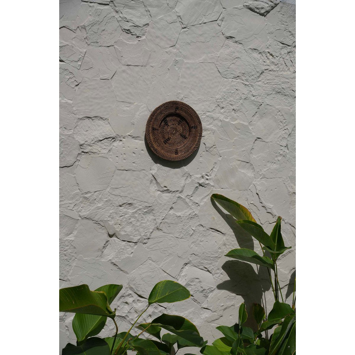 Rattan plate with graphic detail, 30 cm - brown