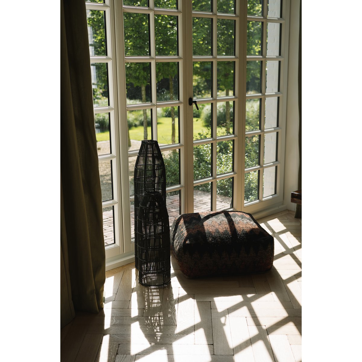 Handgewebter schwarzer Rattan-Fischfallen-Pendelschirm 23 × 90 cm – groß