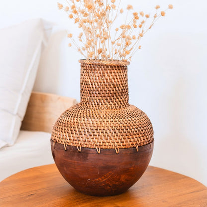 Flettet rattan og trævase KAMARI Ø 22 cm – brun