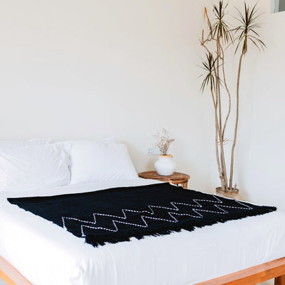 Handwoven cotton throw LINGGAH – 140 × 200 cm, black & white