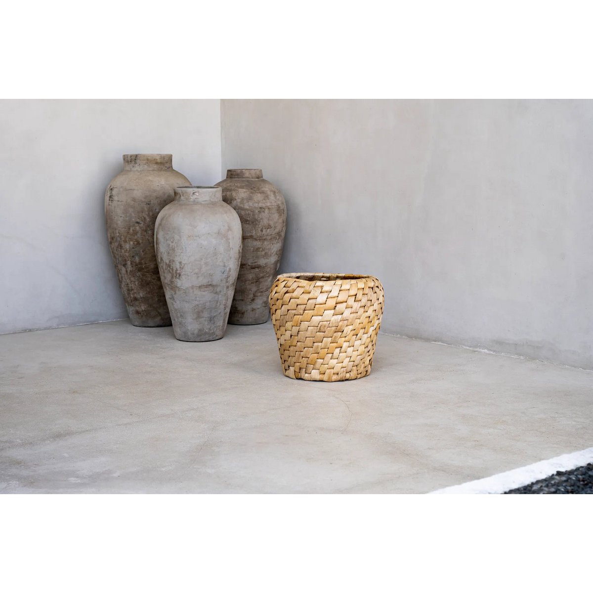 Palm leaf basket with diagonal weave - round