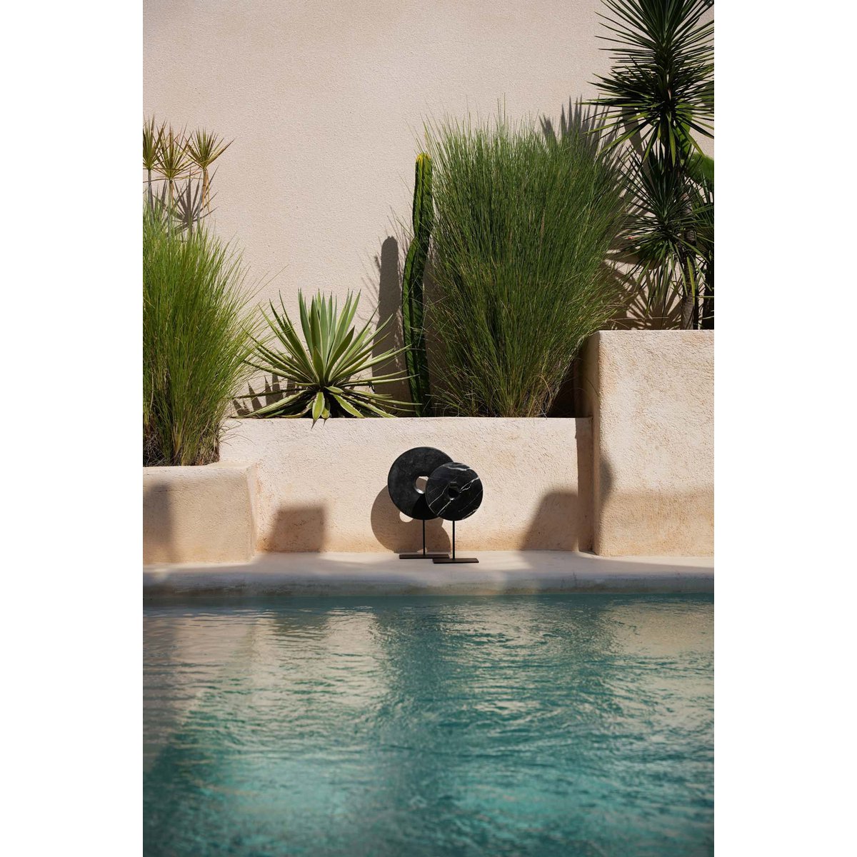 Black marble disc on stand - M