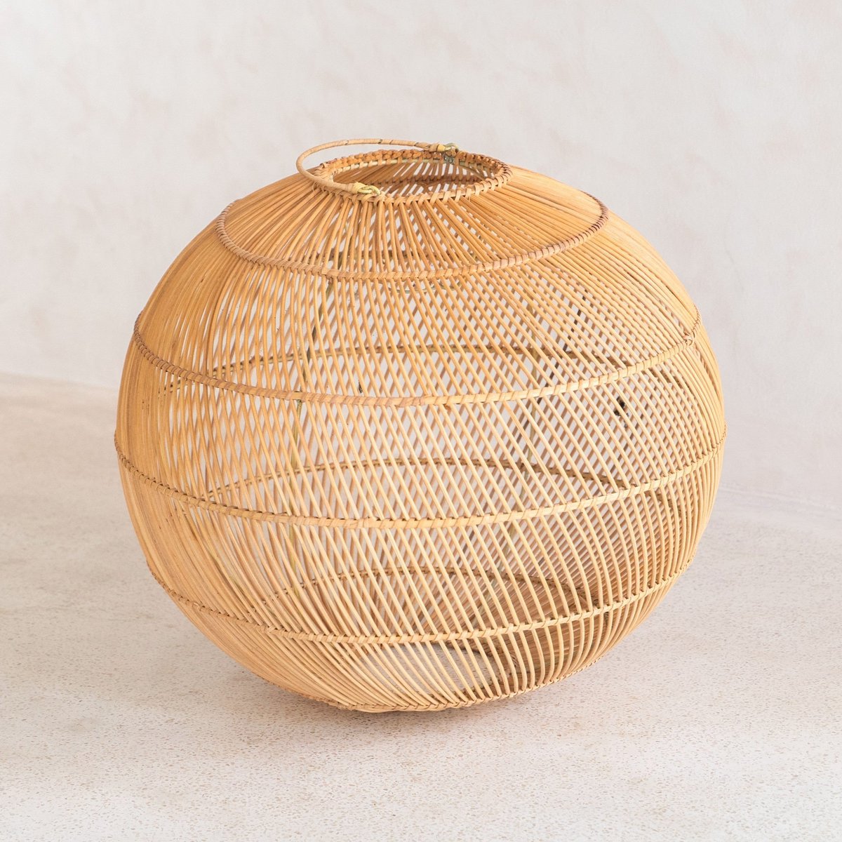 Rund pendelskærm i rattan KENCANA 40 cm – håndlavet i Indonesien