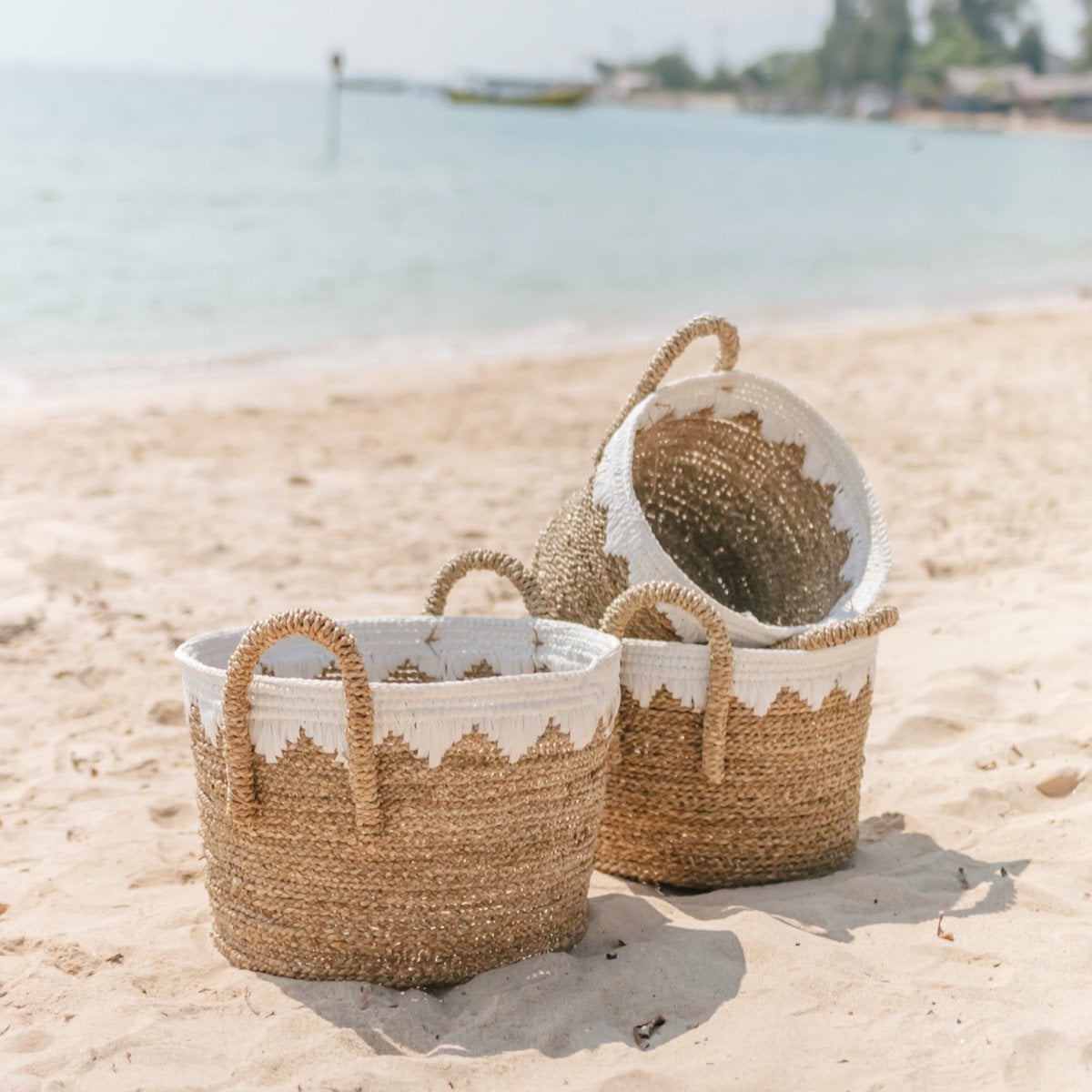 Round seagrass basket WAIGEO M – 40 × 25 cm, white cord detail
