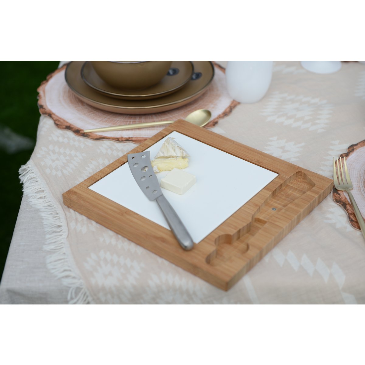 Bamboo cheese board with porcelain and stainless steel – 29 cm