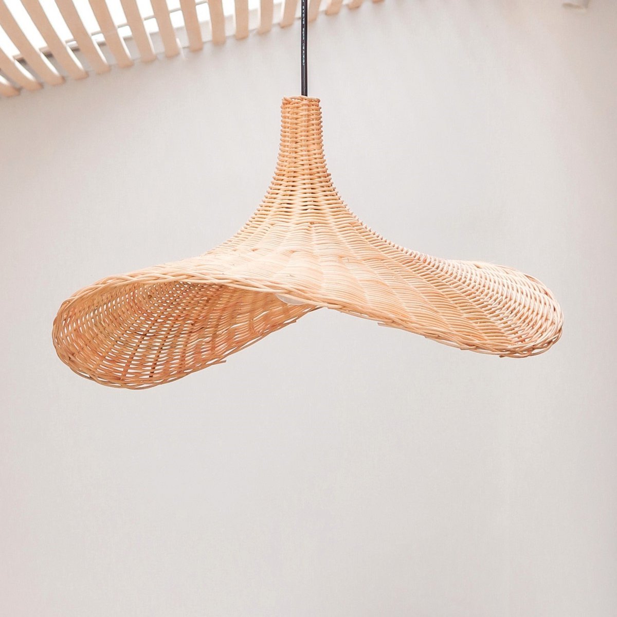 Rattan og metal tragtpendelskærm SAYAN 49 cm – beige