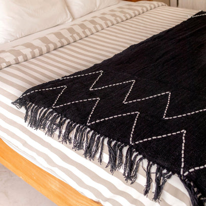 Handwoven cotton throw LINGGAH – 140 × 200 cm, black & white