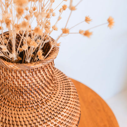 Flettet rattan og trævase KAMARI Ø 22 cm – brun