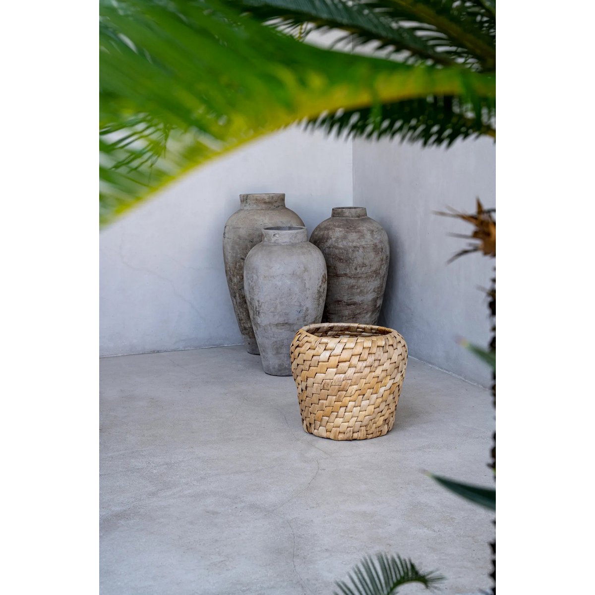 Palm leaf basket with diagonal weave - round