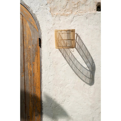 Væglampe af rattan 20×25 cm - halvcylinder, håndlavet