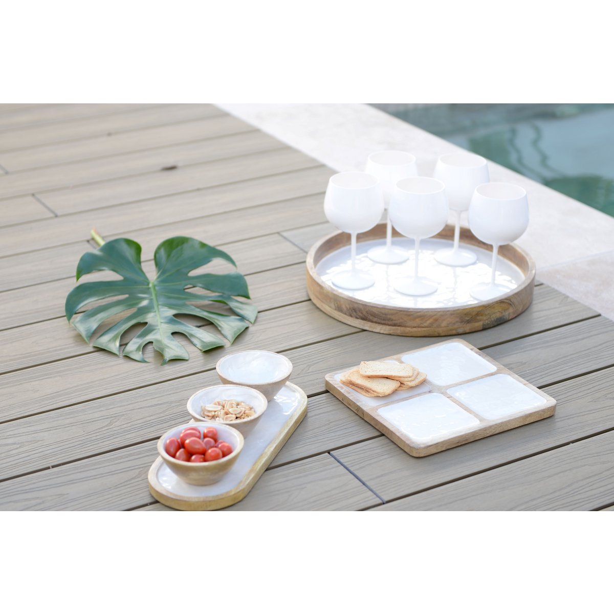Mango wood tray with three white cups - 35cm square