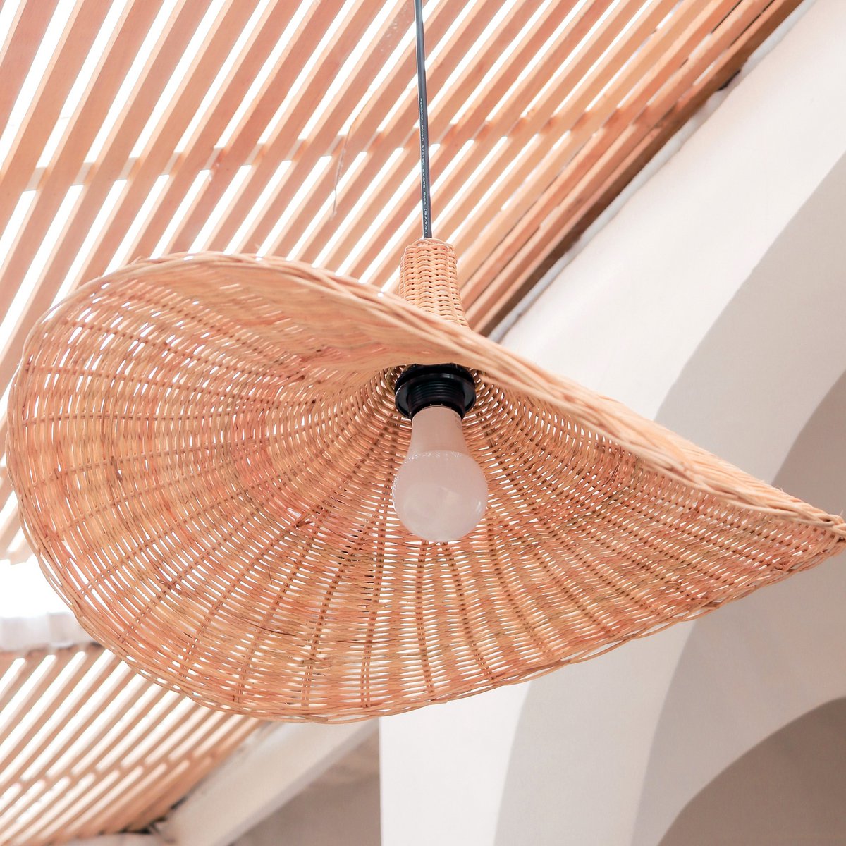 Rattan og metal tragtpendelskærm SAYAN 49 cm – beige
